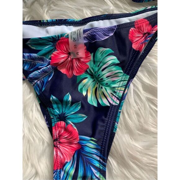 Bikini Hawaii print size medium runs small nwt - Picture 4 of 9
